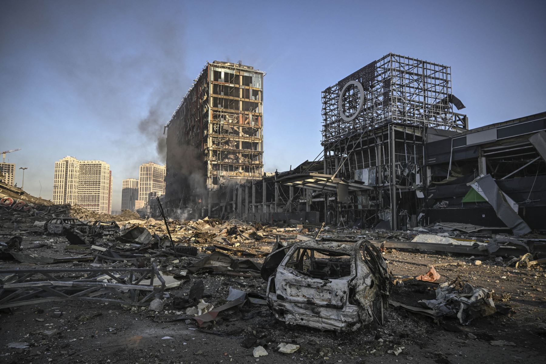 Rusia bombardea centro comercial en Kiev
