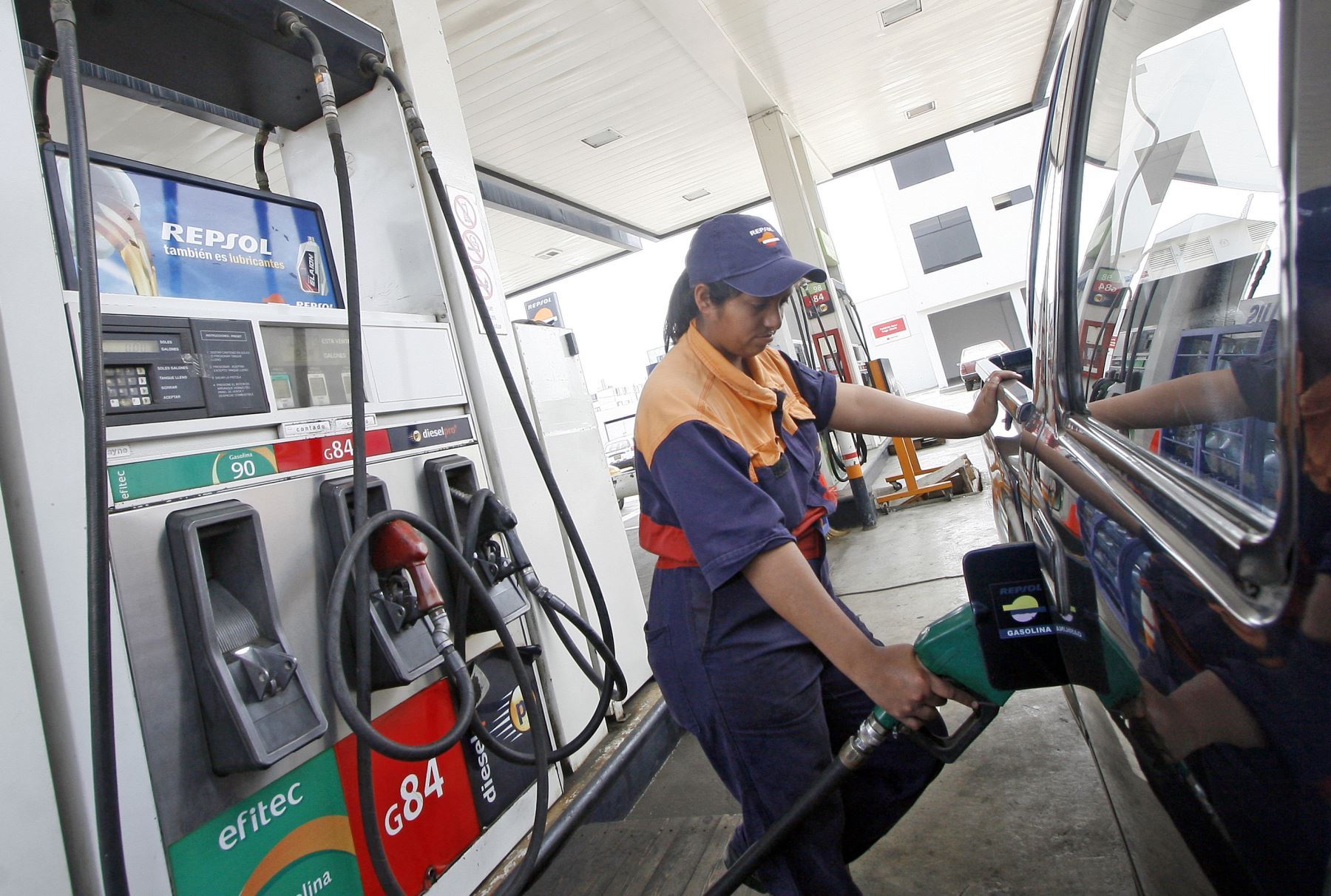 Alza de precios en combustibles