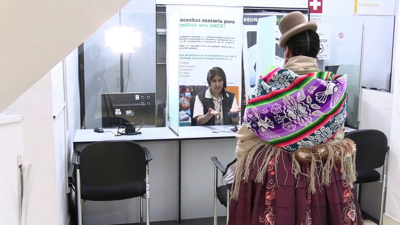 Nelly Ponce y Mery Huillca colaboradoras de SUNARP acercan los servicios registrales en lenguas originarias