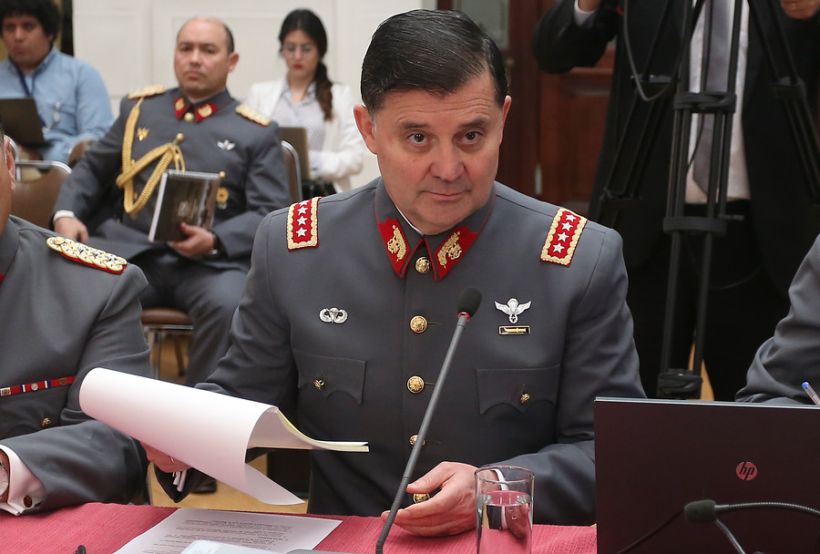 Jefe militar de Chile renuncia por escándalo de corrupción