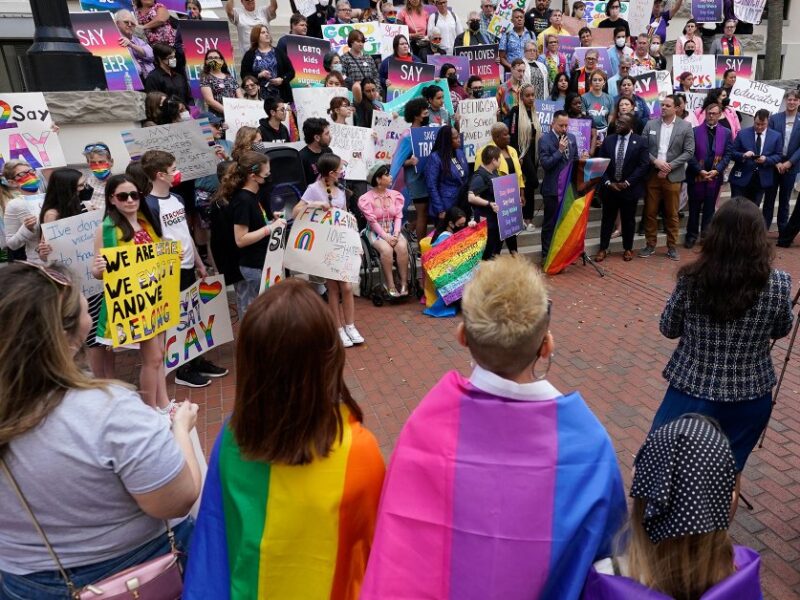 Florida restringe temas LGBTQ+ en colegios
