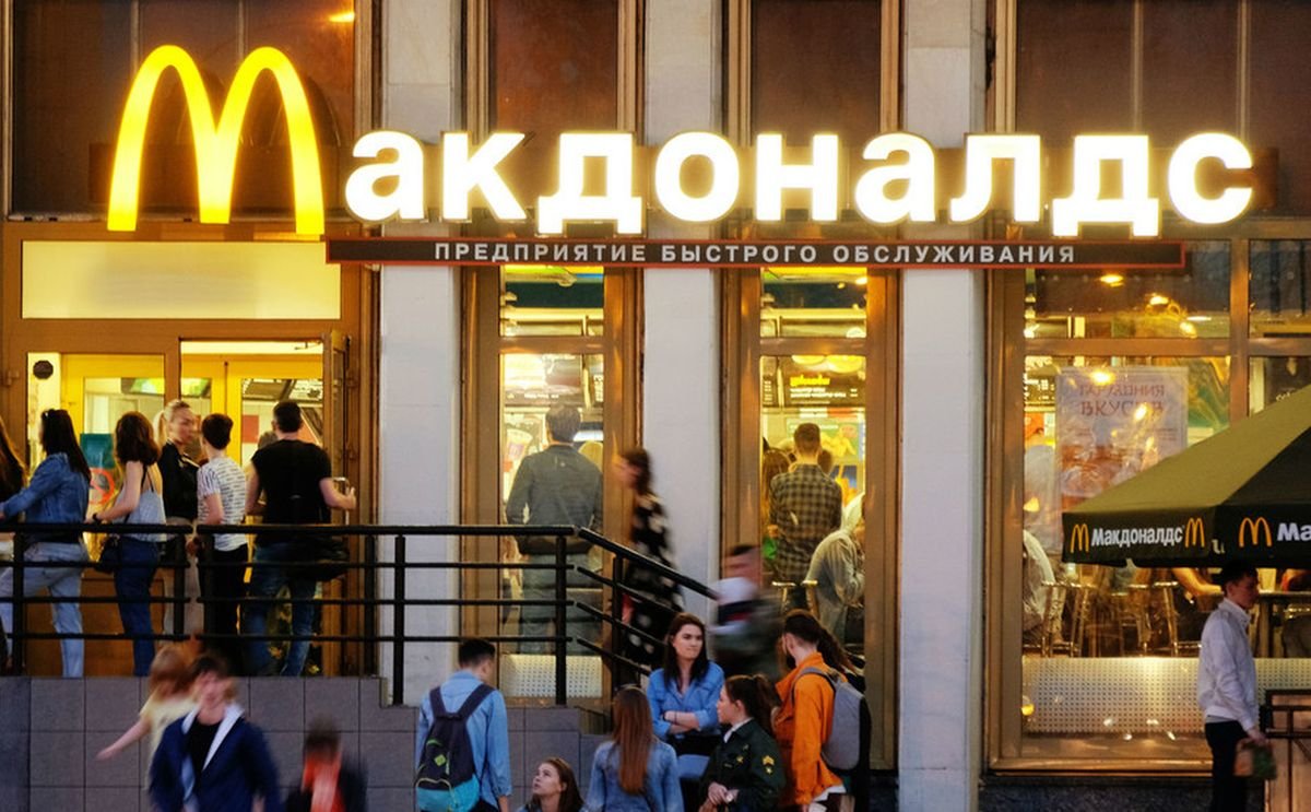 McDonald’s y Starbucks cierran locales en Rusia