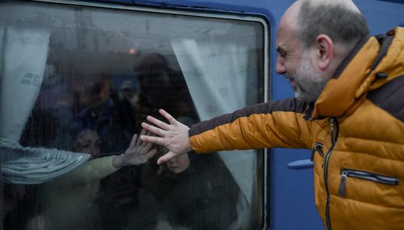 Ucrania: niños con enfermedades huyen en trenes