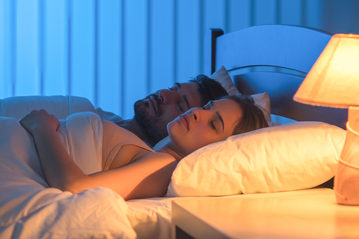 ¿Por qué dormir con la luz encendida es malo para la salud?