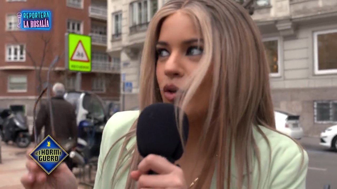 Rosalía se disfraza de periodista en calles de Madrid