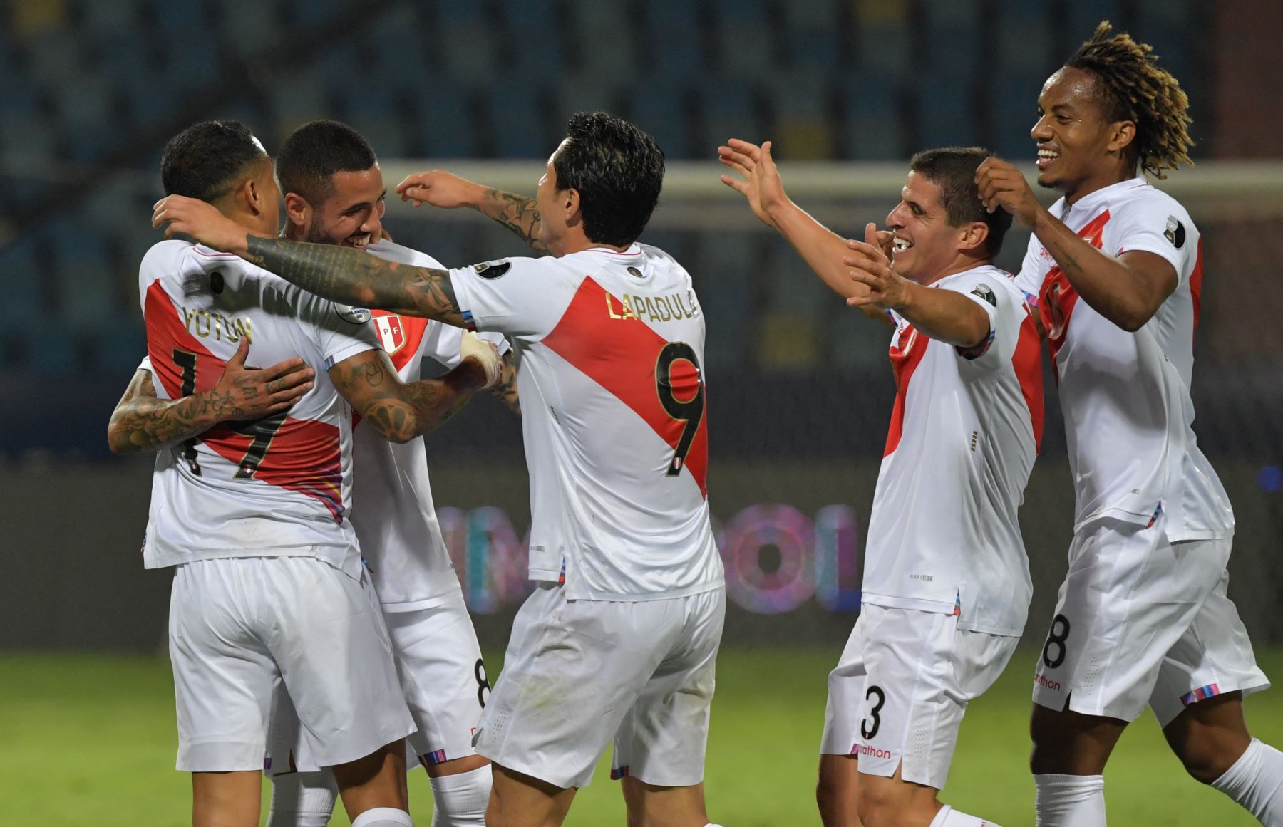 Un solo jugador ‘charrúa’ vale más que la selección peruana