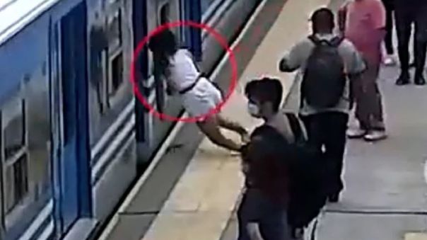 Argentina: Mujer sobrevive de milagro al caer a los rieles de tren