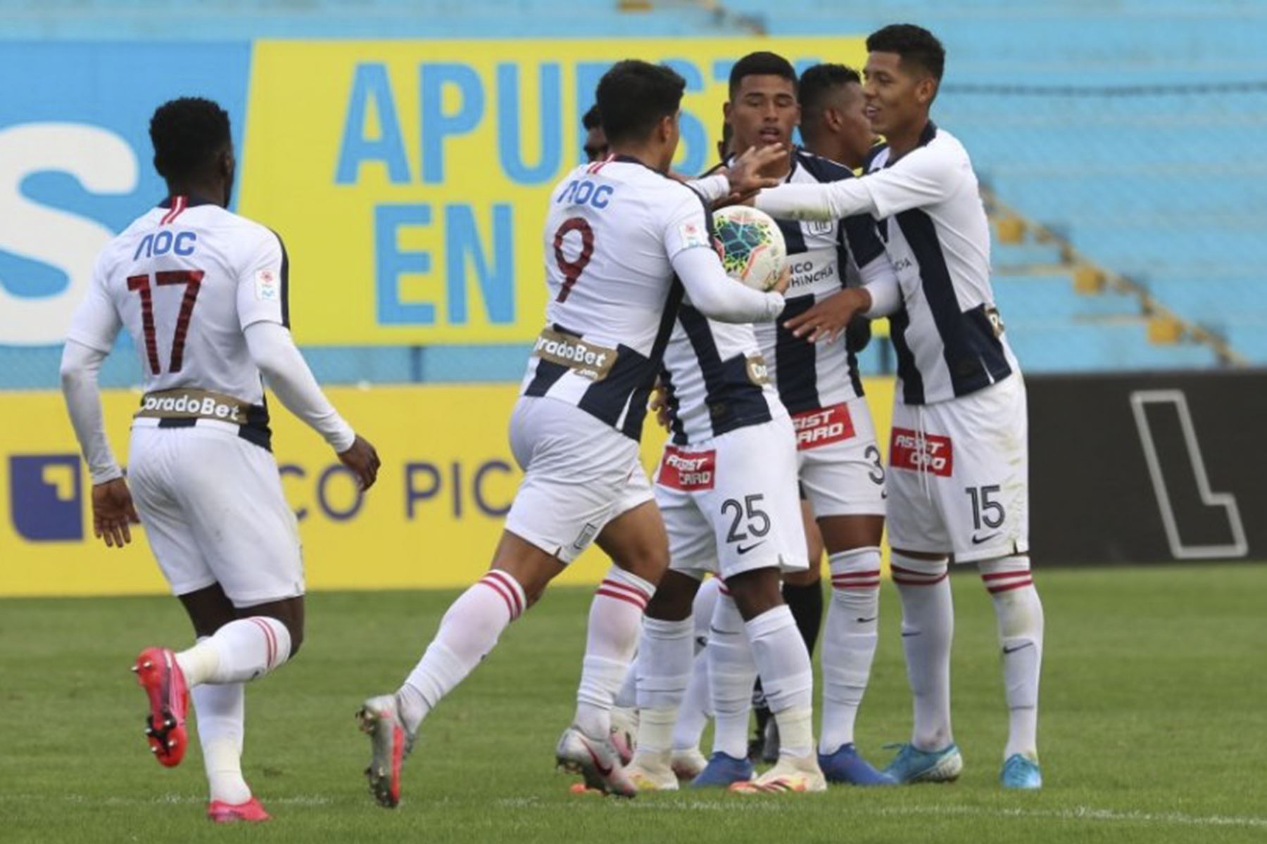 Universitario cayó por 4-1 ante Alianza Lima en el clásico peruano