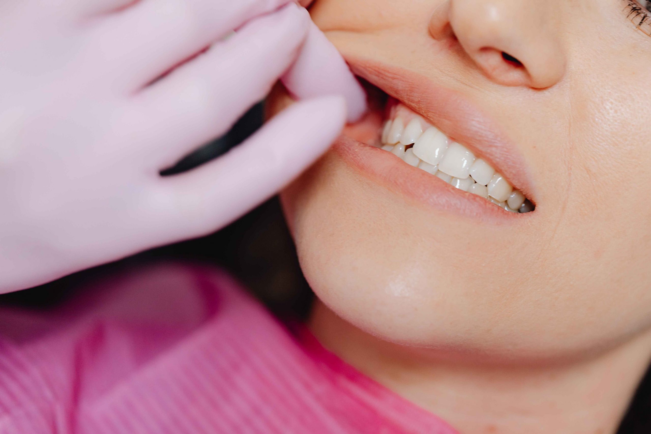 Comida entre los dientes: cómo librarte de forma segura y evitar el mal aliento