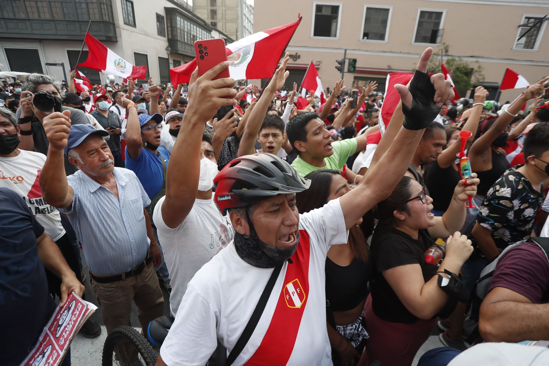 Manifestantes saquearon negocios del Cercado de Lima