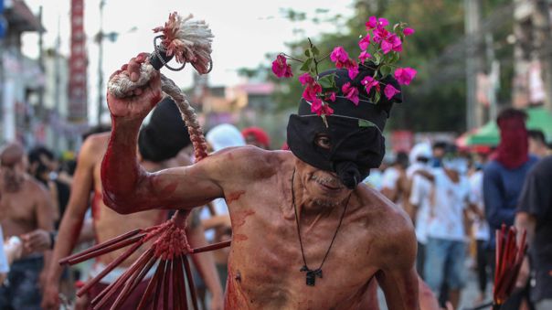 Penitentes filipinos se flagelan en Viernes Santo