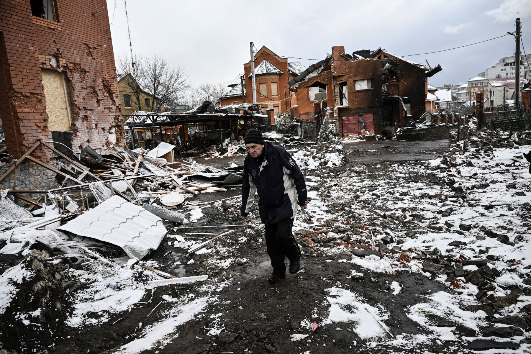 Rusia se retira del norte de Ucrania tras semanas de bombardeos