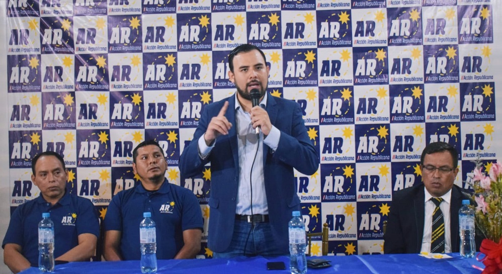 Exasesor de Rafael López Aliaga, Yorry Warthon, renuncia a Renovación Popular