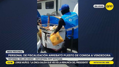 Los fiscalizadores miembros de la comuna de Lima trataron de llevarse su carrito a la mujer, que se hallaba vendiendo comida con su hija