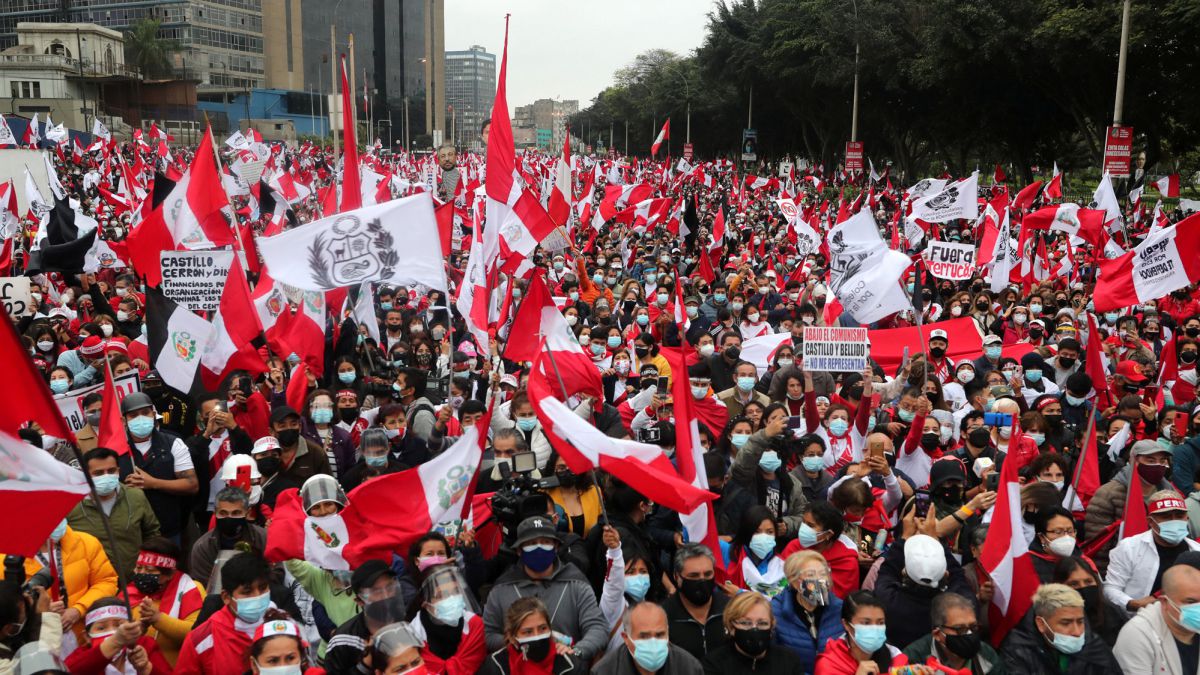 Multitud marcha en las calles contra Castillo