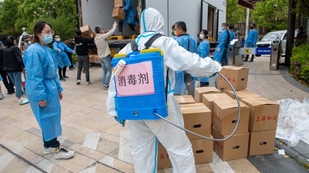 Habitantes de Shanghái se enfrentan a la policía por medidas anticovid