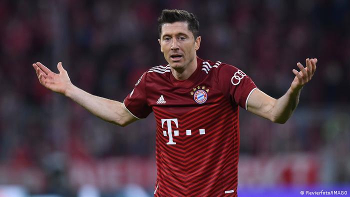 Robert Lewandowski cada vez más lejos del Bayern