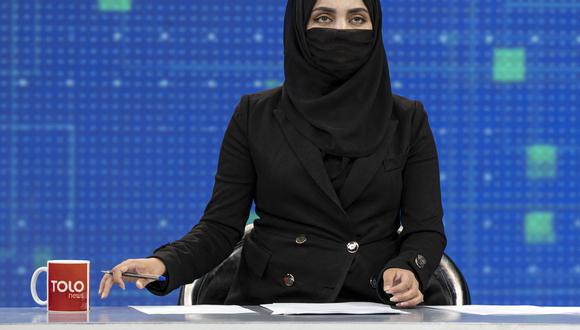 Periodista de TV se tapan el rostro por temor a represalias de talibanes