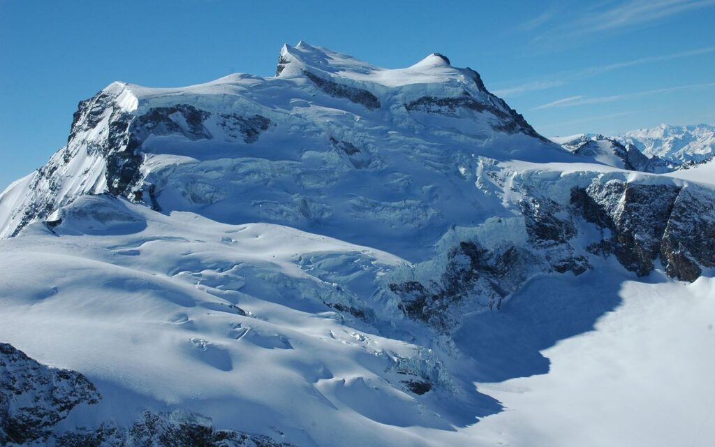 Desprendimiento de hielo causa muerte de 2 personas en los Alpes suizos