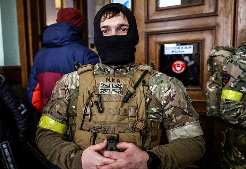Voluntarias en Ucrania confeccionan chalecos antibalas
