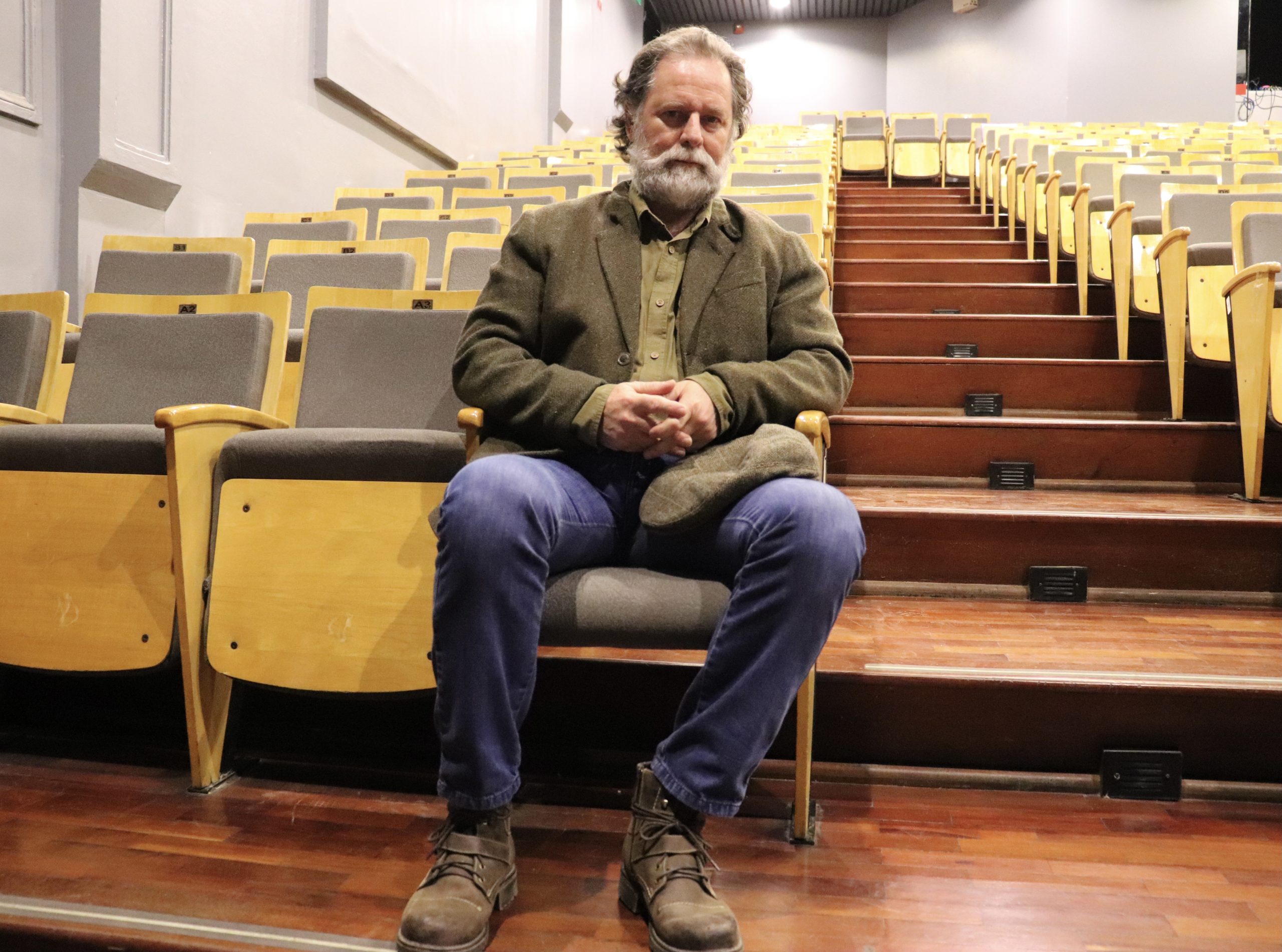 Javier Valdés: “El teatro es el universo del actor”