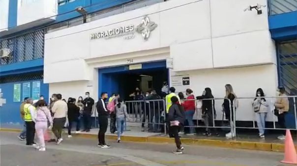 Ciudadanos forman largas filas para conseguir pasaporte