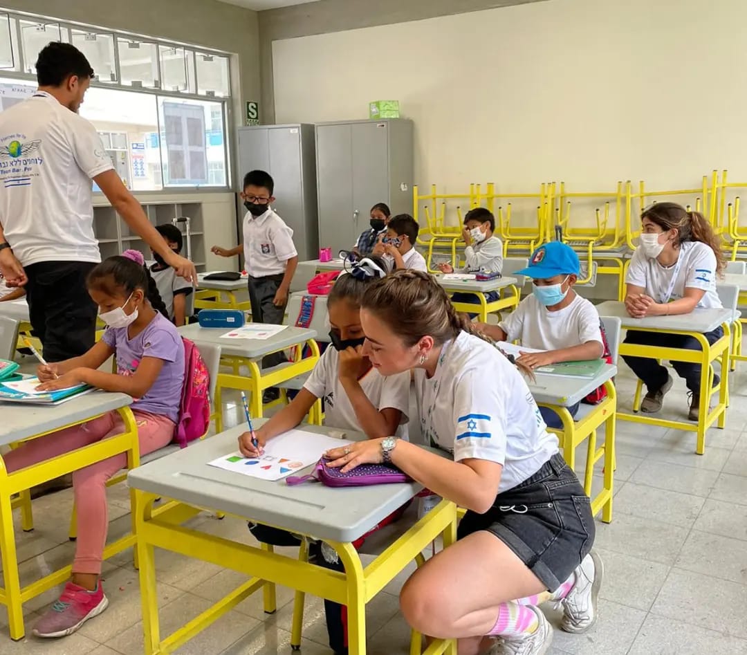 Jóvenes voluntarios israelíes de ONG  “Heroes For Life” apoyan a IE peruanas
