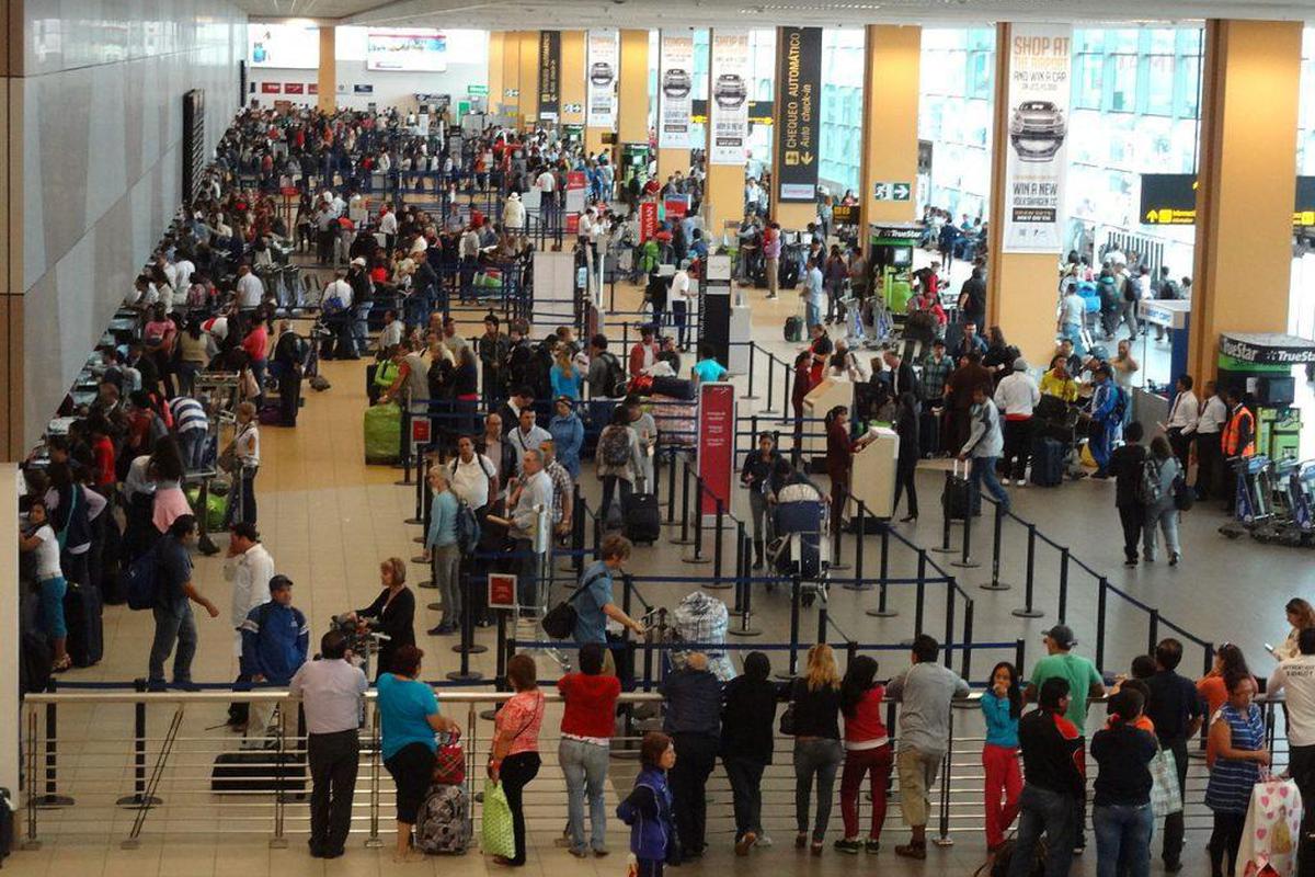 Piden eliminar distanciamiento social en aeropuertos del Perú