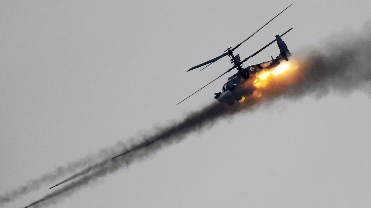Helicópteros rusos destruyen una columna mecanizada ucraniana a gran distancia