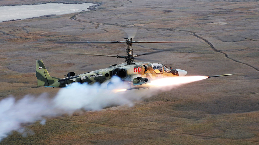 Helicópteros rusos destruyen tanques, un arsenal militar y derriban un Shukoi