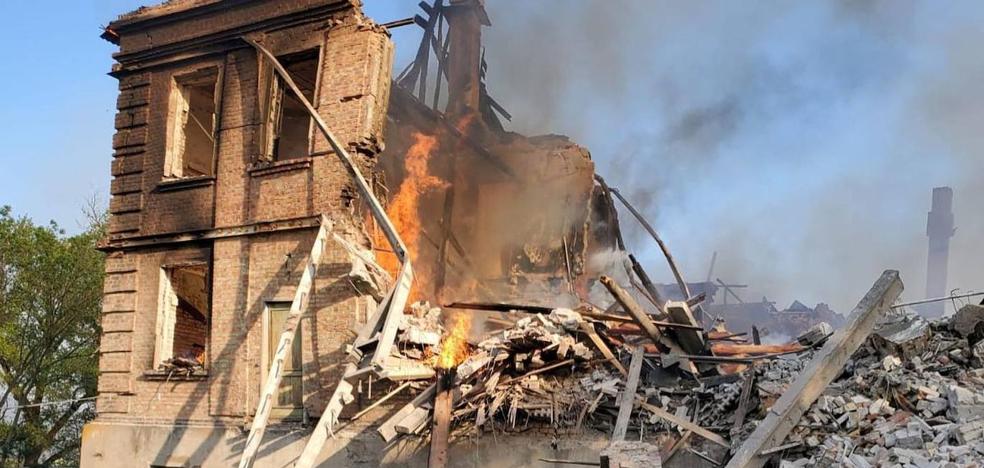 Rusia bombardea colegio en Lugansk donde había varios refugiados
