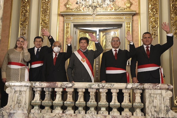 Pedro Castillo juramenta nuevos ministros