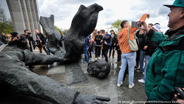 El monumento sobre la amistad ruso-ucrania se derrumbó en Kiev
