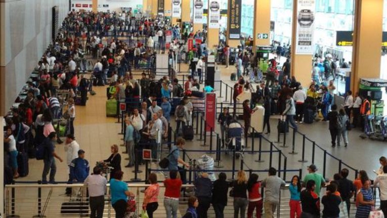 Gobierno eliminó metro de distancia en aeropuertos