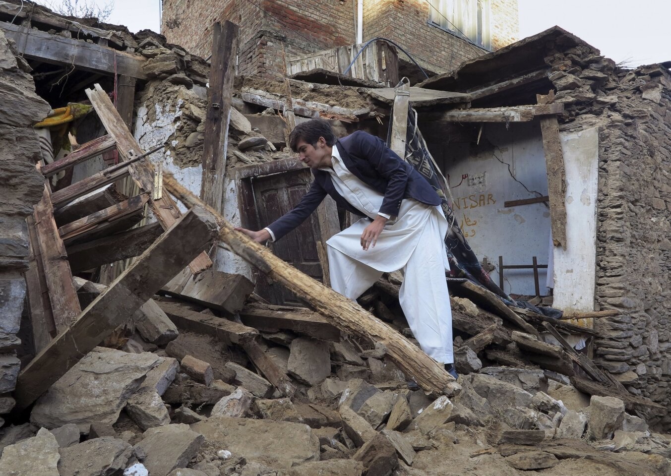 Terremoto en Afganistán deja más de un millar de muertos