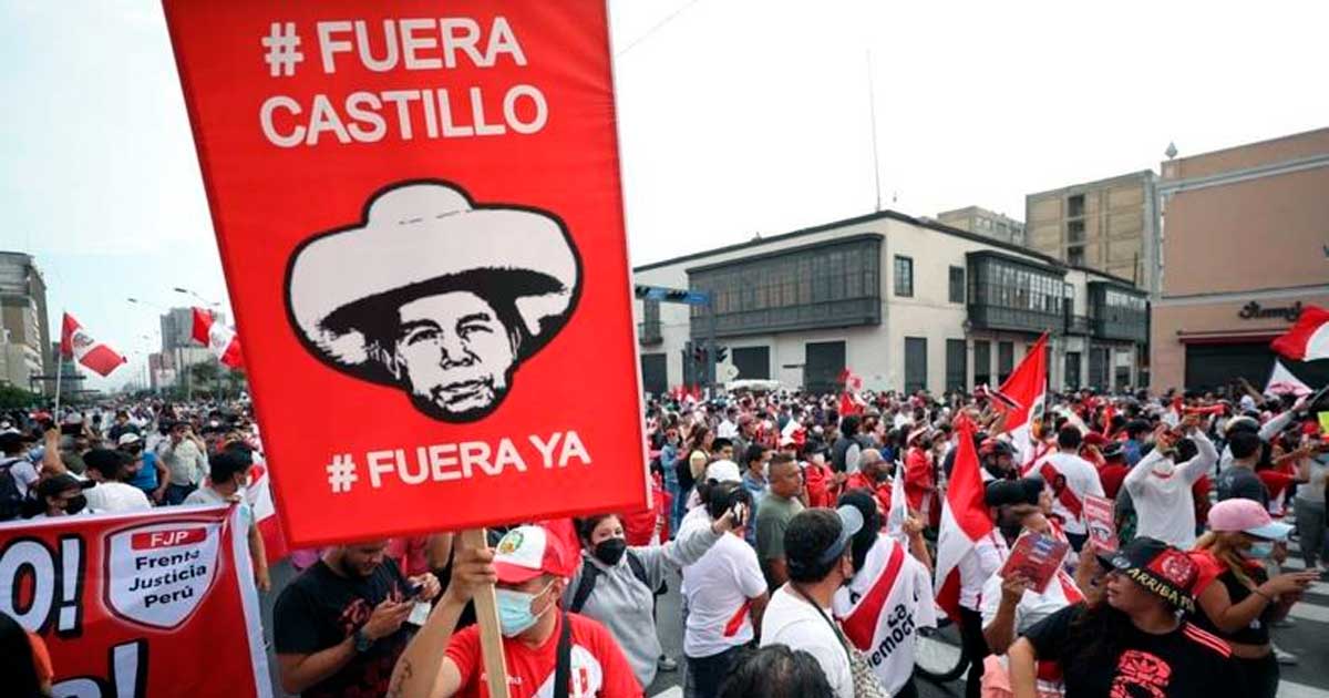Peruanos marchan contra Pedro Castillo