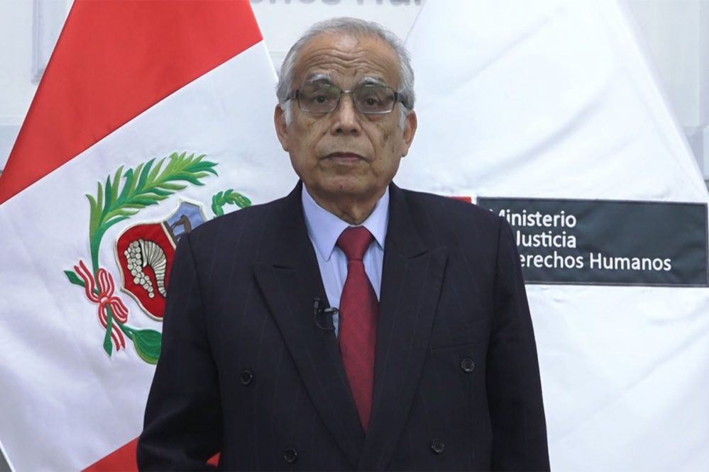 Exministros y políticos exigen la renuncia del premier Torres