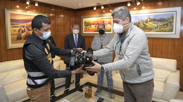 Ministerio del Interior entrega equipos de prensa recuperados