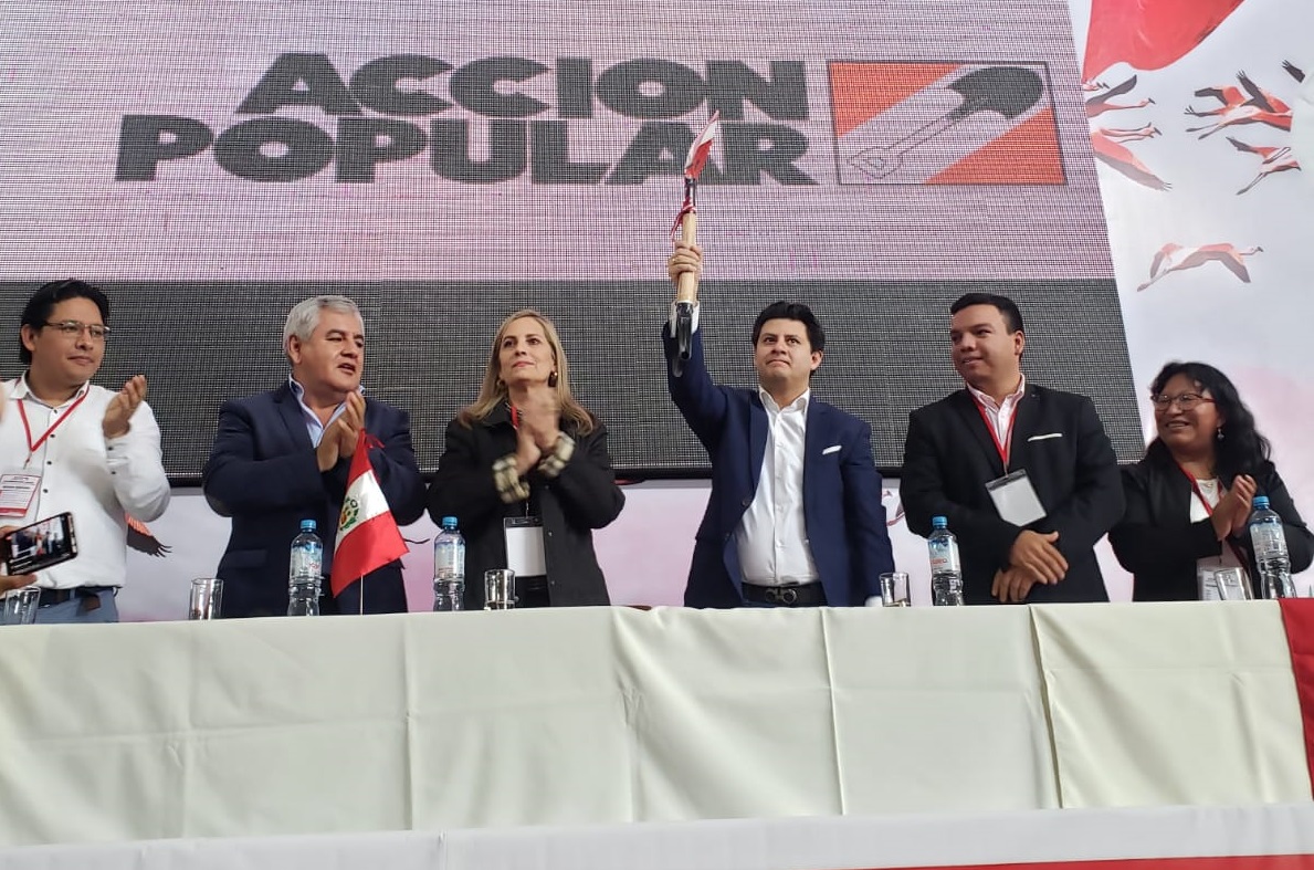 Acción Popular: Víctor Andrés García Belaunde y Maricarmen Alva juramentan a nueva directiva