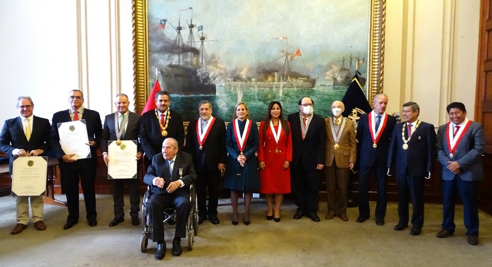 Congreso condecoró a intelectuales, diplomáticos y políticos