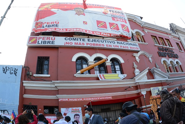 Denuncias de falsificación de firmas en Perú Libre