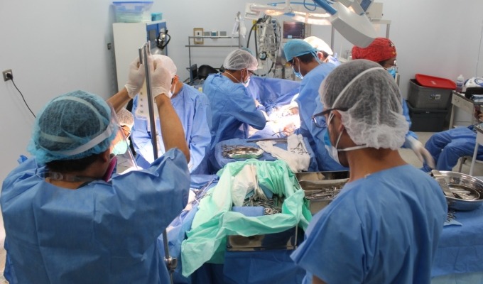 Salvan vida de 46 niños gracias a trasplantes de hígado en EsSalud