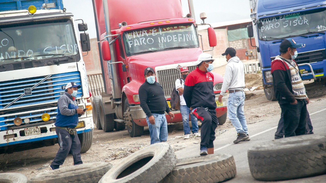 Hoy inician paro indefinido los camioneros de Cusco y Arequipa