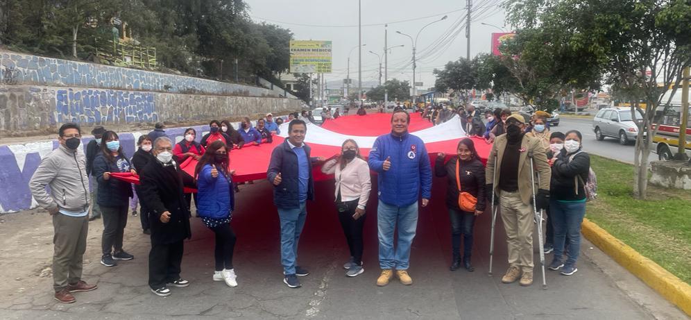 Ianzamiento de la bandera más grande del Perú en Comas