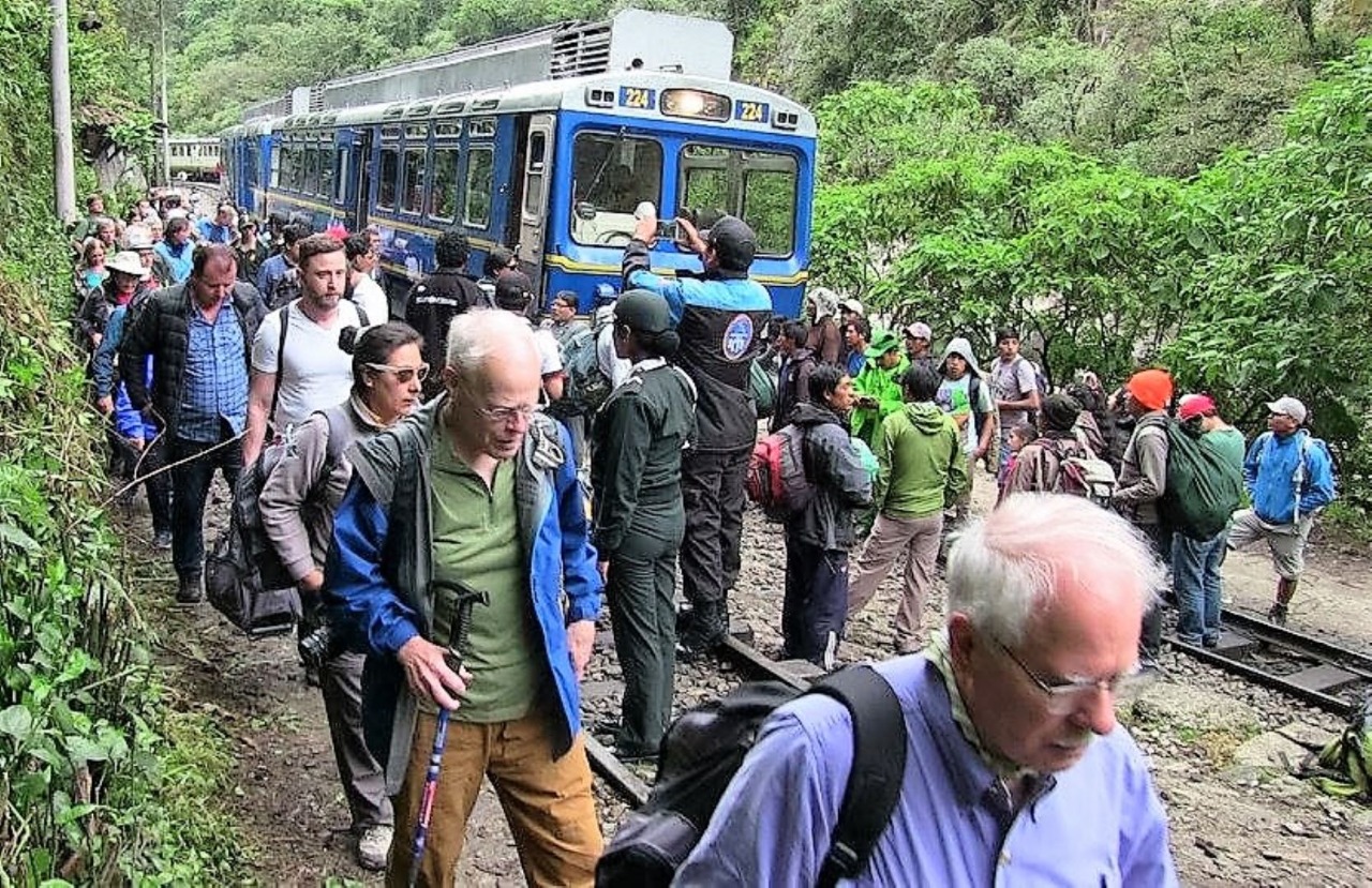 Turistas bloquean vía férrea en Machu Picchu