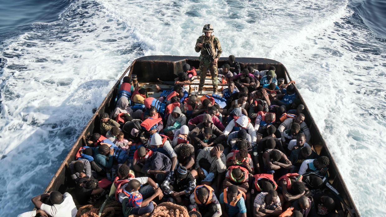 Italia y ONG rescataron un millar de migrantes
