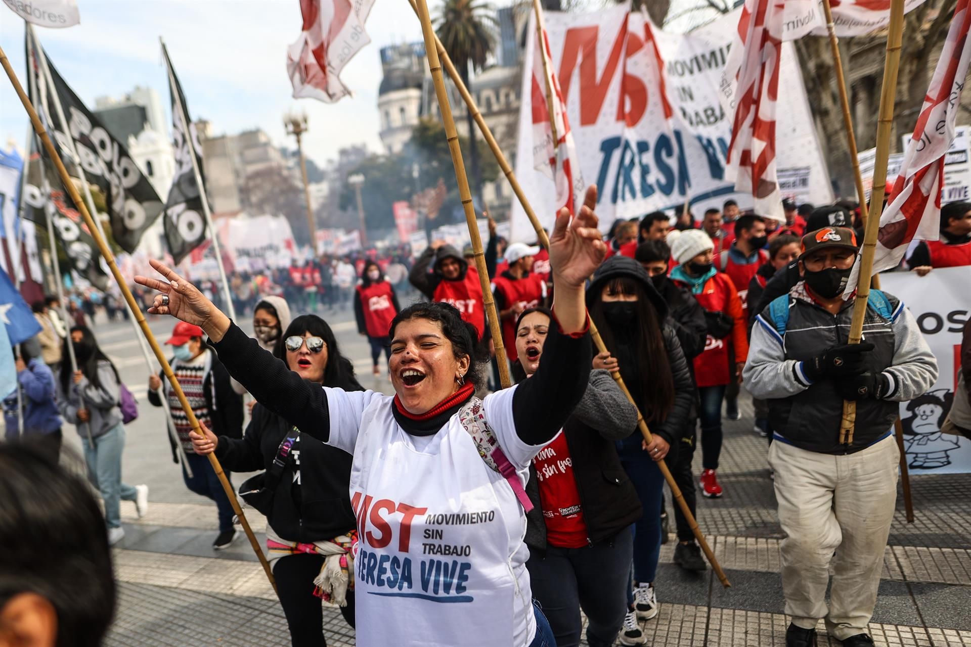 Argentinos reclaman en las calles subsidios para combatir inflación