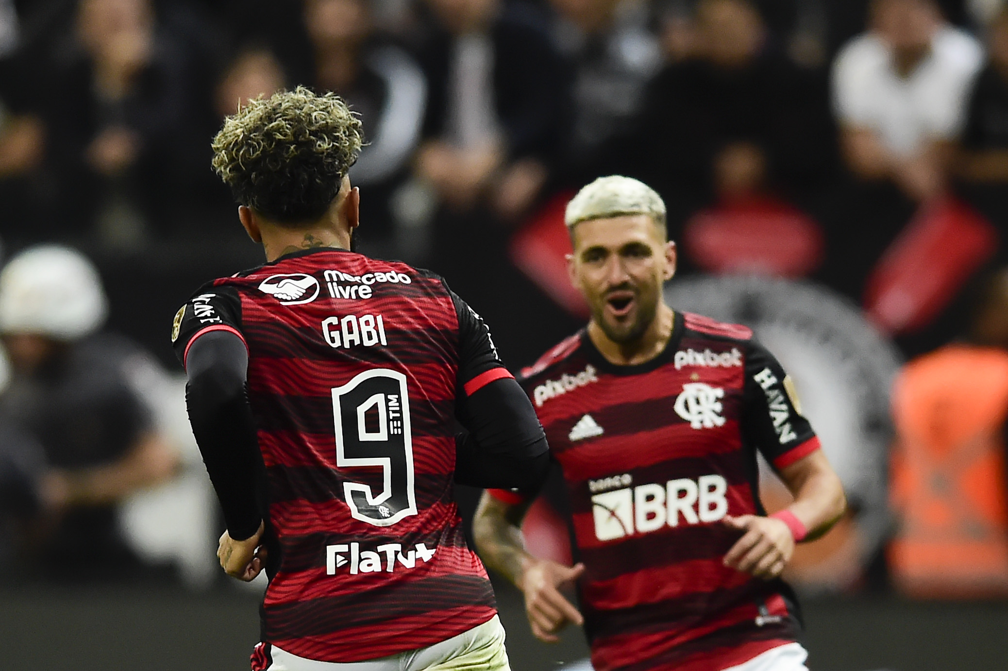 Flamengo venció 2-0 a Corinthians y pone un pie en las semifinales de la Libertadores