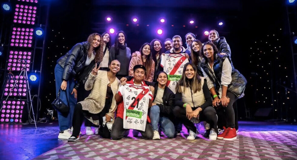 Selección peruana de voleibol recibe apoyo económico de programa de YouTube