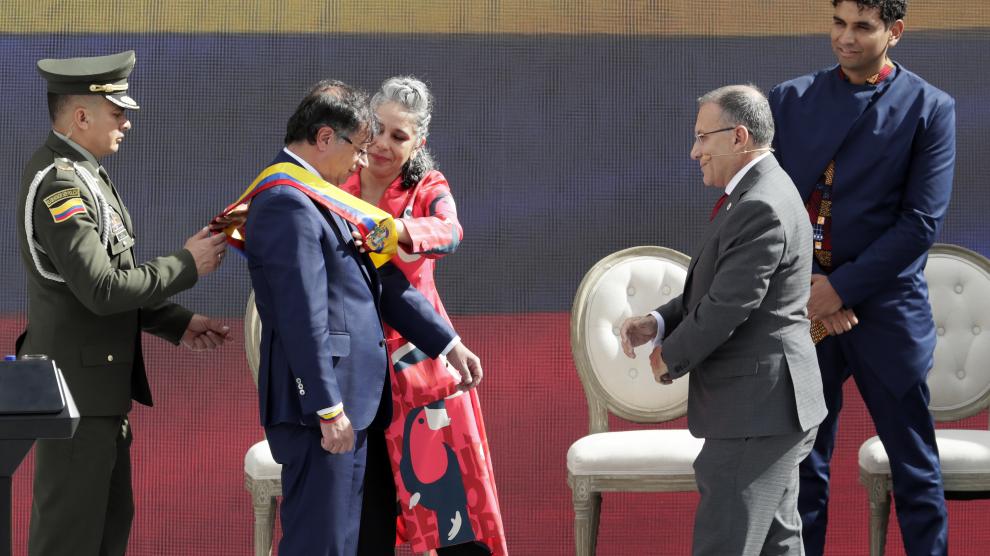Gustavo Petro juró como el primer presidente de izquierda en Colombia
